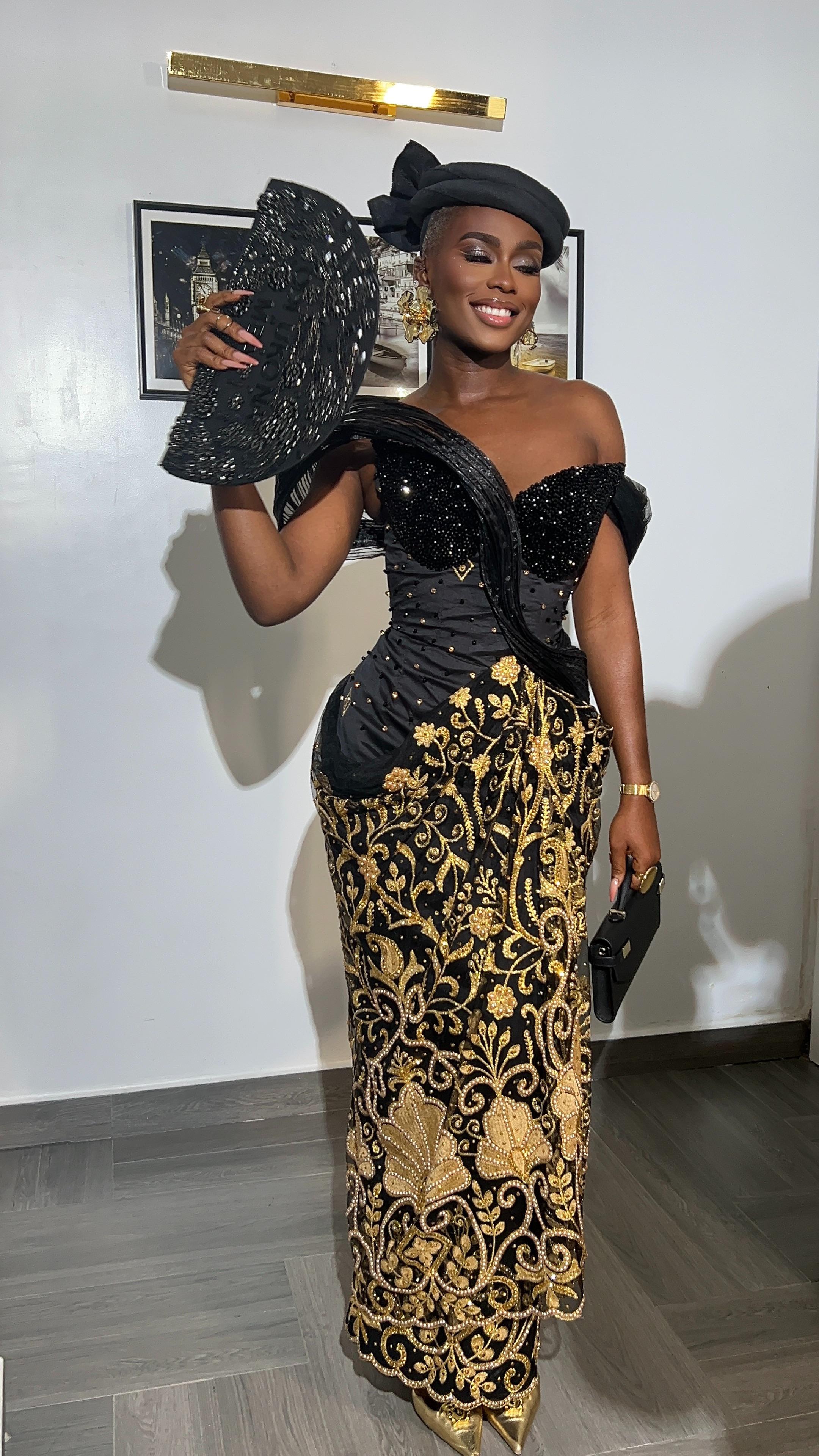 Glam look with vintage-inspired lip and hat